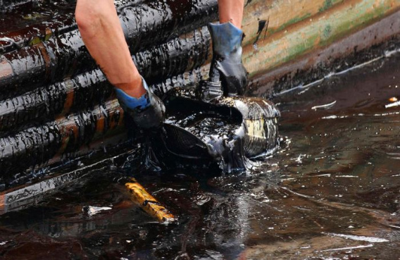 cleaning_dalian_harbor_30