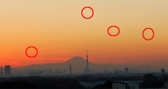 クリスマスの日、東京上空に謎の飛行物体が複数出現していた。