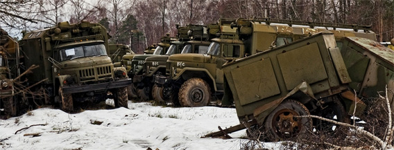 白樺の木々にかこまれた樹海で眠るロシア、軍用車の墓場
