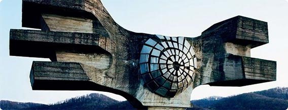 宇宙への啓示？SF的建造物が立ち並ぶ廃墟と化した旧ユーゴスラビア記念碑群