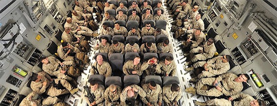 軍用機に詰め込まれた大勢の米軍兵士、アフガニスタンに派兵される兵士たちの飛行機内の様子