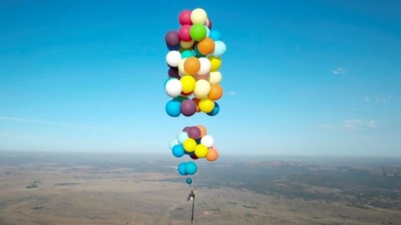 現代の風船おじさん、風船100個で空を飛ぶことに成功（イギリス）\t