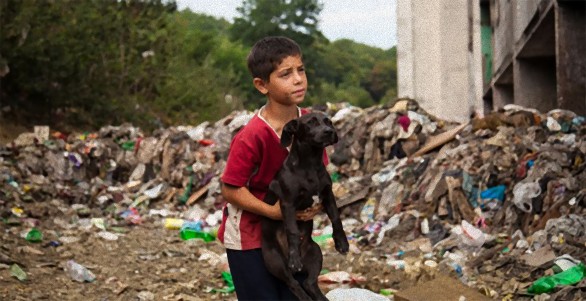 巨額の助成金を受けたにもかかわらず、貧しく不衛生な暮らしを強いられているスロバキアのスラム街に住むロマの子どもたち