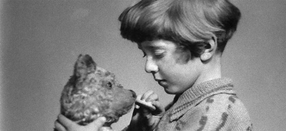 こんなにかわいかった！実在した「クマのプーさん」に出てくるクリストファー・ロビンとクマのぬいぐるみ