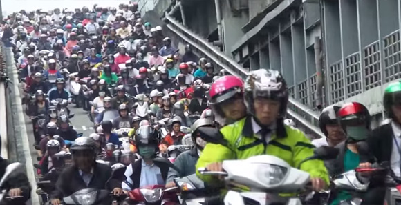 湧きすぎ危険。台湾の通勤ラッシュが怒涛のスクーター地獄