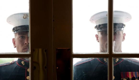 ヤリが降っても微動だにしない。選り抜きの米海兵隊がホワイトハウスのドアの開け閉めをする「海兵隊歩哨」