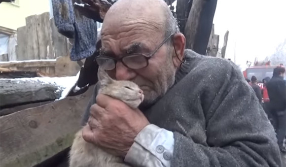 トルコのおじいさんがあやまって家を全焼、唯一助かった愛猫が心の支えに