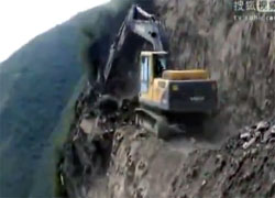 嫌な予感しかしない作業現場。切り立った断崖絶壁で作業するショベルカー（中国）