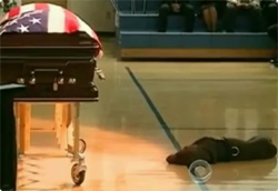戦死したシールズ隊員の葬儀にて、棺の前に横たわり最後まで離れようとしなかった軍犬