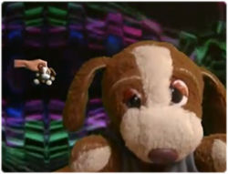 古びたぬいぐるみが奇妙な歌を歌いながらひたすら踊り狂う映像「しょえはしょおいうのあおー」