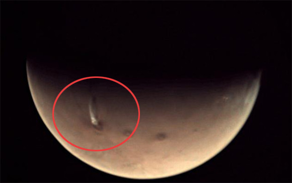 え？火星の火山が噴火してる？欧州宇宙機関（ESA）が公開した最近の写真に映し出されていた煙のような謎の影