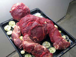 人は肉を見ると落ち着く（カナダ研究）