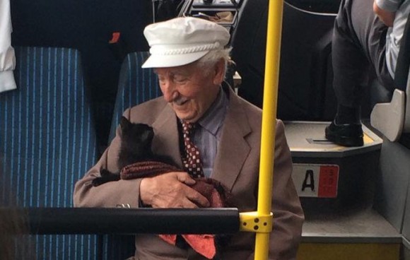 バスの中で幸せそうに猫を抱きかかえるおじいさん。仲睦まじい一人と一匹の様子に対する海外の反応（トルコ）