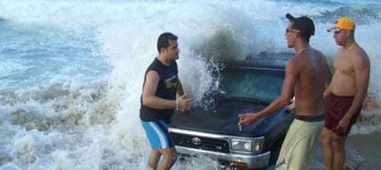 ビーチでフラグが立つ瞬間の画像