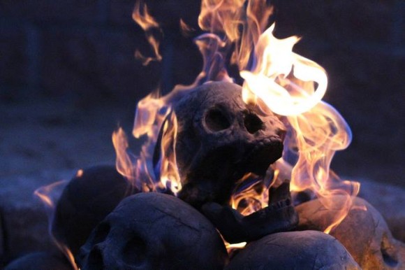 その炎はホラーと化す。大きさも形も人間の頭蓋骨そっくりな薪がナウオンセール
