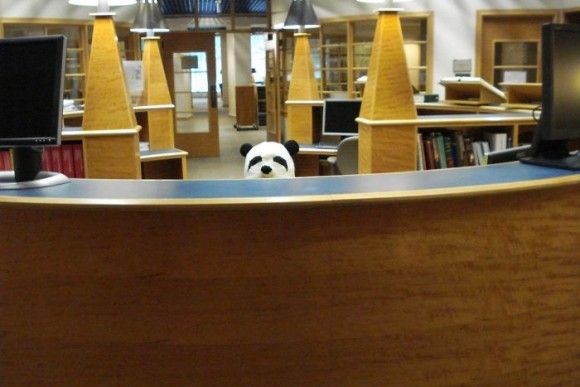 静かなる場所「図書館」なのに思わずクスッとさせられてしまう職員たちのユーモアの数々