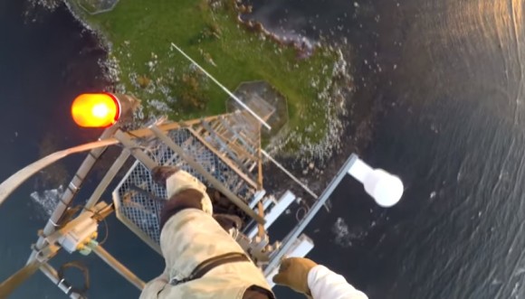 どうかしてるぜ！高さ140メートルの鉄塔に登る人のヘッドカメラ映像（高所恐怖症注意）