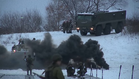 ロシア軍が最新技術を利用して凍った川に軍橋を架ける映像を公開