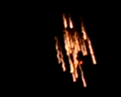 【動画】何このエレクトリカルな天体ショー。UFOが隕石を撃墜？空中に流れる火花