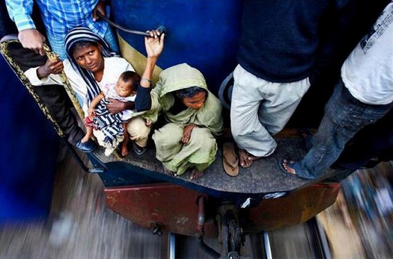 harrowing_bangladesh_train_hopping_images_16