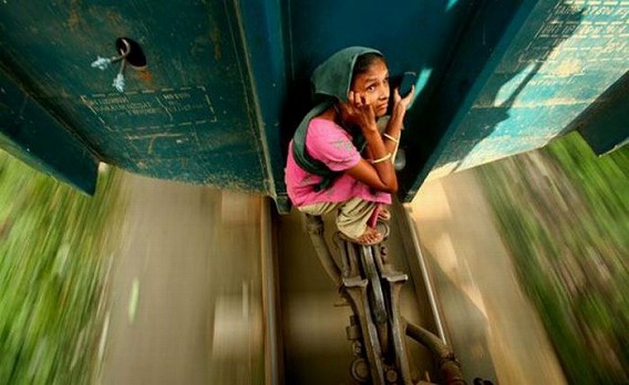 harrowing_bangladesh_train_hopping_images_07