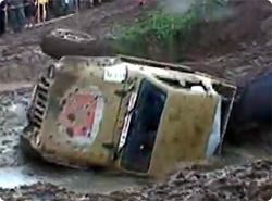 まさに泥沼、お池にはまったオフロード車の救出大作戦