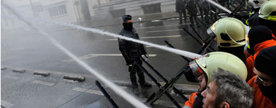 ベルギーの消防士たちが警察の機動隊に一斉放水するという事態に（動画）