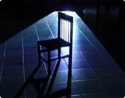 どうなってるの？錯視の世界「歪む椅子」