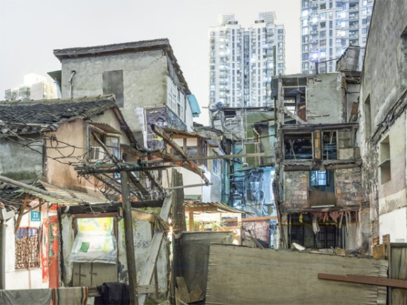 急速な都市化が進む中、取り残される半壊した家。貧富の差を如実に物語る中国、上海のネイルハウス
