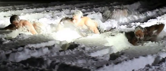 なにこのテンション？チキチキ！寒中雪上水泳大会（オンリーフィンランド）