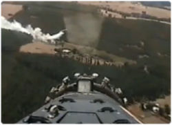 空中より消火活動を行う「消火飛行機」投下映像（オーストラリア）