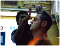 頭のチャクラをパカっと開き、気を送り込むインドのマッサージ職人