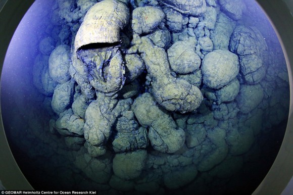 海底火山スゴス！史上初、最新カメラが海底に流れる溶岩の姿を赤裸々に撮影（ドイツ研究）