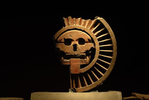 太陽の光に囲まれた頭蓋骨がモチーフ。メキシコ・テオティワカンのピラミッドから発見された「死のディスク」