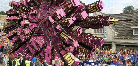 すごいだろ、これ全部花でできてるんだぜ。オランダのフラワーパレードの花車の造形がシュール