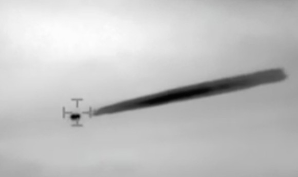 チリ海軍のヘリコプターから撮影した気体物質をまき散らしながら飛行するUFO映像