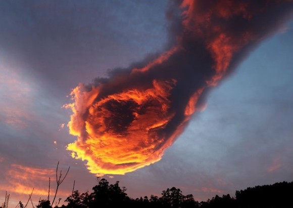 終末感満載。夕日を浴びてオレンジ色に輝く火の玉のような、メテオのような雲（ポルトガル）