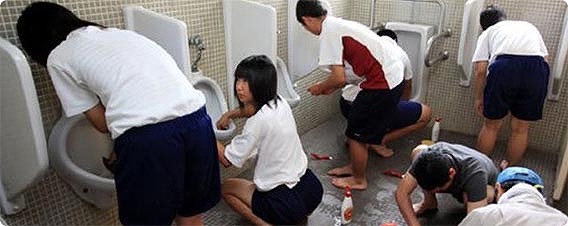 「素手裸足で便器掃除をする」ことが日本の奇妙な文化として海外サイトで紹介される