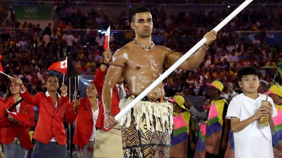 「テッカテカやん！」リオデジャネイロ・オリンピック開会式でひときわ輝きを放っていた、トンガの旗持ち選手に世界がざわつく。
