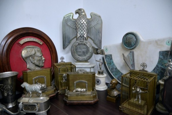 骨董品コレクター宅の隠し部屋から大量のナチグッズが発見される（アルゼンチン）