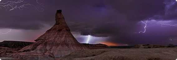 星のシャワーに色めく稲妻。ドラマティックなスペインの夜の風景（画像・動画）