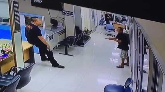 ナイフを持って警察署に侵入した男に対し、暴力ではなくハグで解決した警官（タイ）