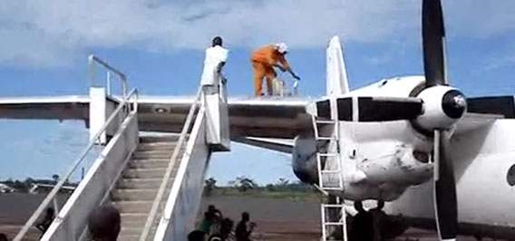 効率厨がイラっとしそうな、コンゴの飛行機給油方法