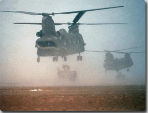 大型輸送用ヘリコプター「CH-47チヌーク」が水上でゴムボートを収容する映像