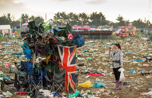 見渡す限りゴミだらけ。英国・ロックの祭典「グラストンベリー・フェスティバル」の大量散布されたゴミの後始末