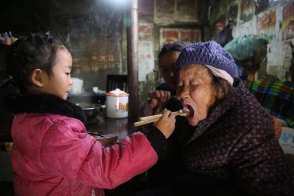 たった一人でおばあさんとひいおばあさんのお世話と家事をする5歳の少女（中国）