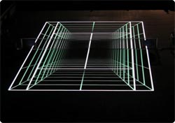 テニスコートがテトリス画面みたいになっちゃった！？テニスコートをプロジェクタでマッピング「TETRA.TENNIS」