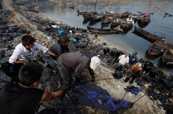 cleaning_dalian_harbor_12
