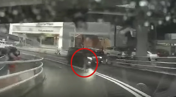 どこから沸いた？タイムトラベラー案件：雨の道路を走行中の車両の横に突如現れた男性