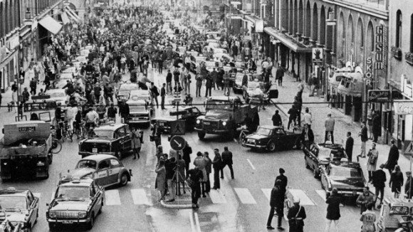 ある日突然左側通行が右側通行に変わる。歴史に名を遺す大規模社会実験となったスウェーデンの「ダゲン・H（右側通行の日）」